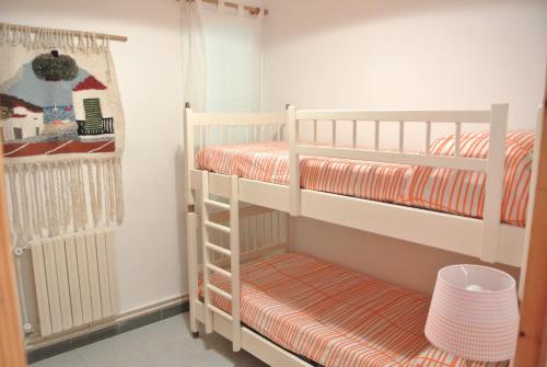 Двухъярусная кровать или двухъярусные кровати в номере Aiguaneu Apartaments Center