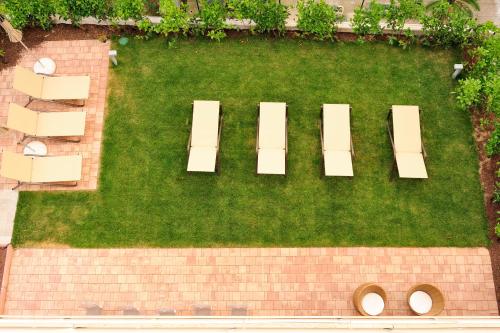 an overhead view of picnic tables and benches in a lawn at Eco Hotel Bonapace in Nago-Torbole