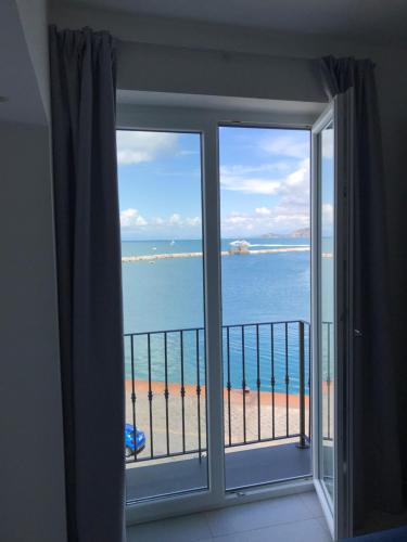 a window with a view of the beach at Vento di mare in Procida