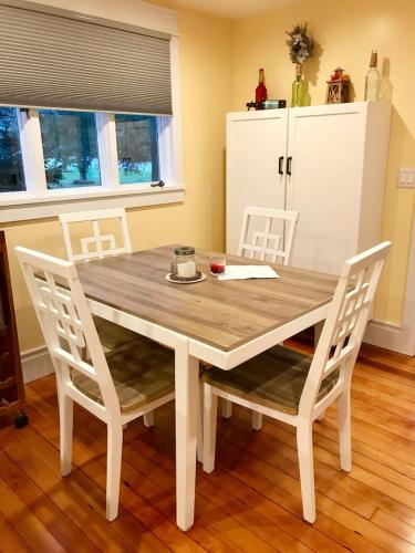 Η κουζίνα ή μικρή κουζίνα στο Newly Renovated 3BR Hudson Valley House