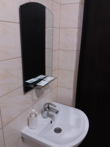 y baño con lavabo y espejo. en ЧистоСила, en Uzhhorod