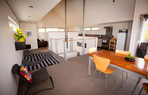 eine Küche und ein Esszimmer mit einem Tisch und Stühlen in der Unterkunft Hanover Bay Apartments in Albany