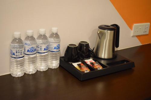 uma bandeja cheia de garrafas de água e uma garrafa térmica em Hotel MM @ Sunway em Petaling Jaya