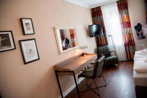 a room with a desk in a hotel room at Hotel Zum Goldenen Stern in Prüm