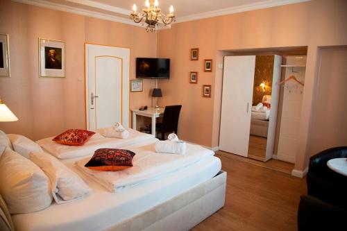 a bedroom with two white beds in a room at Hotel Zum Goldenen Stern in Prüm