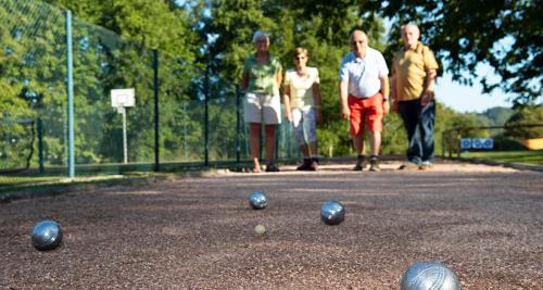a group of people standing around balls on a court at Victor's Seehotel Weingärtner Bostalsee in Bosen-Eckelhausen