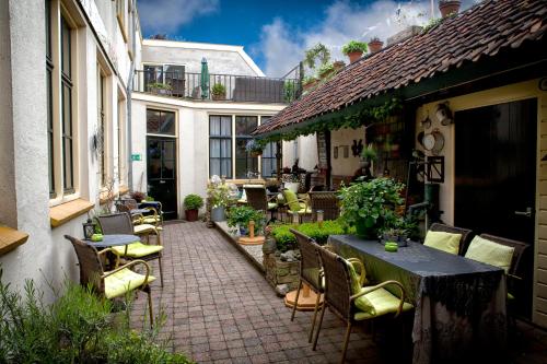 Restaurant o un lloc per menjar a Hotel Hanzestadslogement De Leeuw in het centrum, Snoepwinkel, Hanzemuseum, Koffieschenkerij met Binnenplaats, Kamers met keukentje en Ontbijtservice