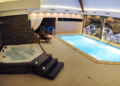 a large indoor swimming pool with a hot tub at Hotel Dębowe Wzgórze Wellness & Spa - zarezerwuj w maju 2 noclegi a wypożyczenie rowerów będzie GRATIS! in Jarnołtówek