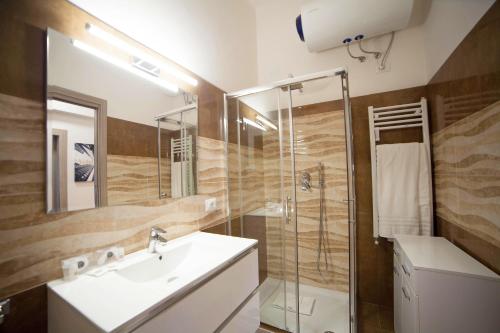 y baño con lavabo y ducha. en IMHOME - Cadorna House, en Milán