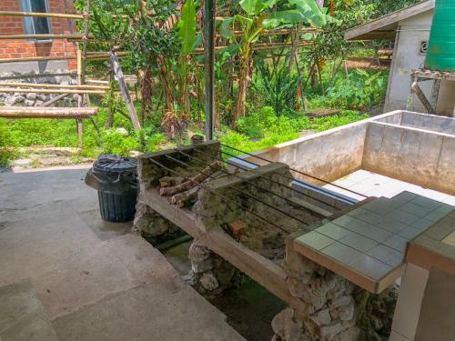 Lundu的住宿－Basari Guest House，石凳坐在垃圾桶旁