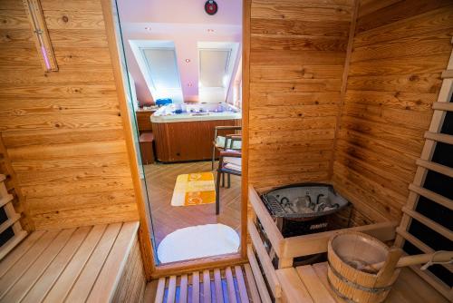 Višnja Gora的住宿－Luxury Apartment Ana with Hot tub，相簿中的一張相片
