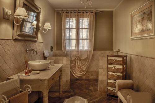 uma casa de banho com um lavatório e um chuveiro com uma banheira em Casale tra gli Ulivi em Diano San Pietro