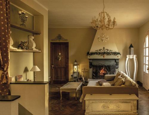 uma sala de estar com um sofá e uma lareira em Casale tra gli Ulivi em Diano San Pietro