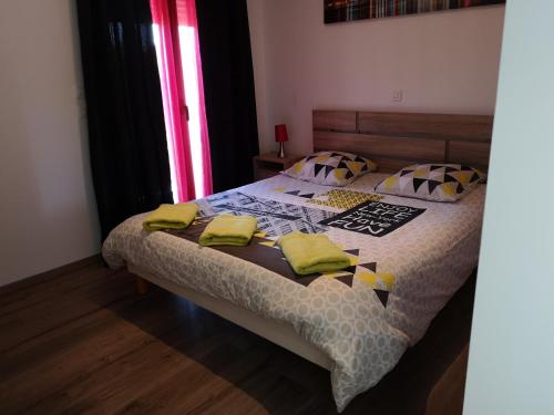 MoliniにあるAppartement à 5 min de la plageのベッドルーム1室(黄色いタオルが付いたベッド1台付)