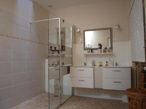Ett badrum på Relais Motel de Maisonnay