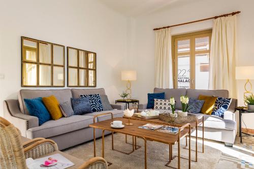 een woonkamer met een bank en een tafel bij Genteel Home Zegrí in Málaga