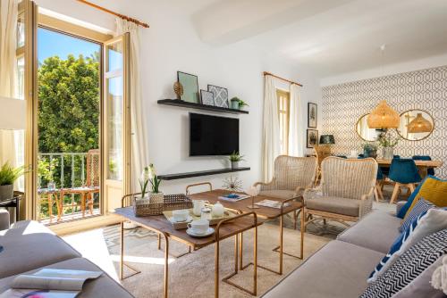 a living room with a couch and a table at Genteel Home Zegrí in Málaga