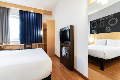 Ένα ή περισσότερα κρεβάτια σε δωμάτιο στο ibis Kyiv City Center