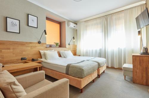 Postel nebo postele na pokoji v ubytování Hotel Batory