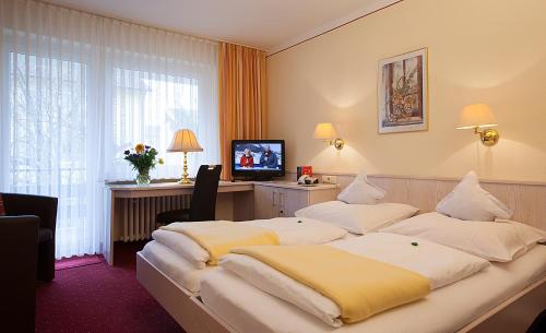 Postel nebo postele na pokoji v ubytování Kurhotel Weber