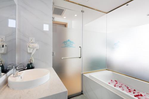 Phòng tắm tại Crown Hotel Nha Trang