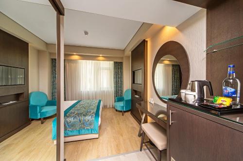 a room with a kitchen and a living room at Mukarnas Taksim Hotel in Istanbul