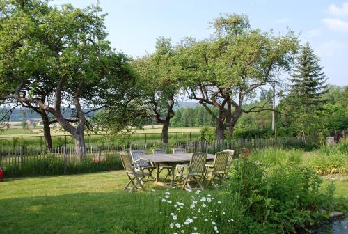 A garden outside B&B Au Bord De La Source