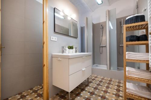B32-Sunny and Modernist apartment for groups in center