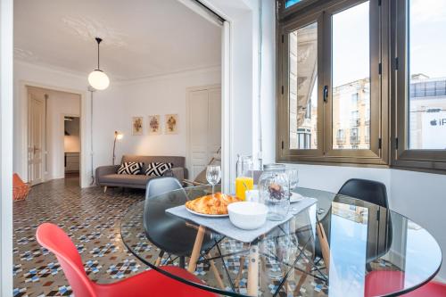 B32-Sunny and Modernist apartment for groups in center