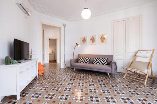 B32-Sunny and Modernist apartment for groups in center