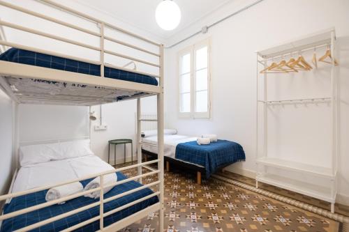 B32-Sunny and Modernist apartment for groups in center