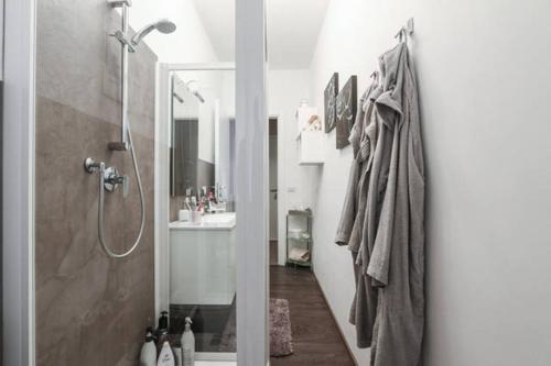 y baño con ducha y lavamanos. en Maison du Citron, en Vallecrosia
