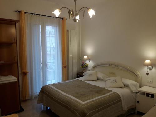 1 dormitorio con cama y ventana grande en Affittacamere Sorrento, en Ventimiglia