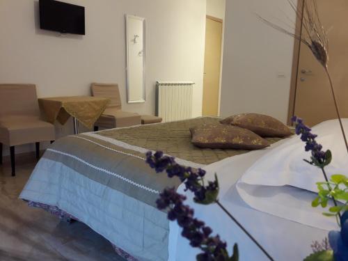 een slaapkamer met een bed met 2 kussens erop bij Affittacamere Sorrento in Ventimiglia