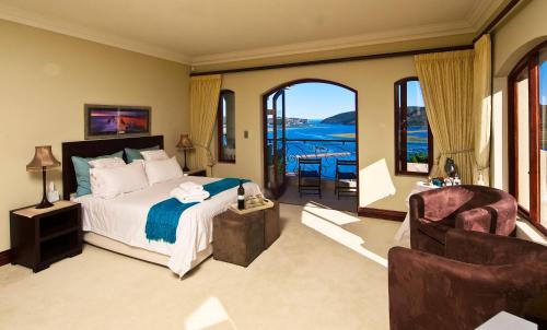 Schlafzimmer mit einem Bett und Blick auf das Wasser in der Unterkunft Villa Paradisa Guest House in Knysna