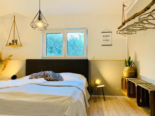ein Schlafzimmer mit einem großen Bett und einem Fenster in der Unterkunft Ferienwohnung Oberwinter in Bandorf