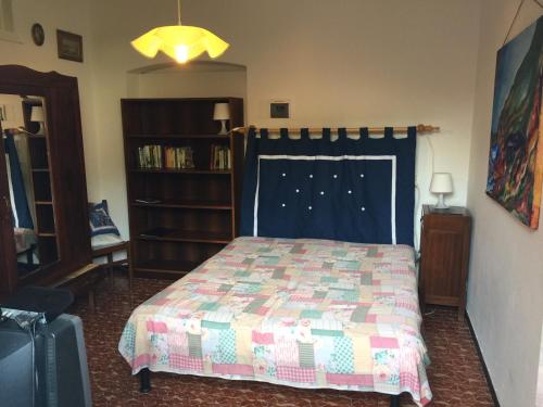1 dormitorio con cama y estante para libros en A un passo dalle 5 Terre, en Moneglia