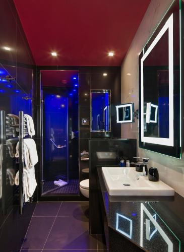 a bathroom with a sink and a shower at Maison Albar - Le Diamond in Paris