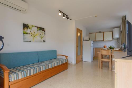 サロウにあるSant Jordi Zeus Basicのリビングルーム(青いソファ付)、キッチン