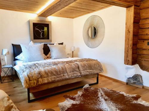 a bedroom with a large bed with a brown tufted bed sidx sidx sidx at CHALET BELLE WILD by Belle Stay in Going am Wilden Kaiser