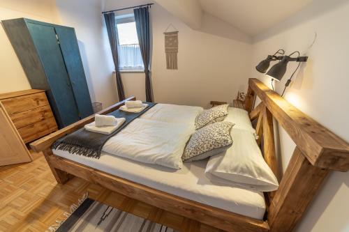 ein Schlafzimmer mit einem Bett mit einem Holzrahmen in der Unterkunft Haus Agnes, Murau in Murau