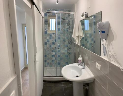 een badkamer met een wastafel en een douche bij la terrazza sul porto in Napels