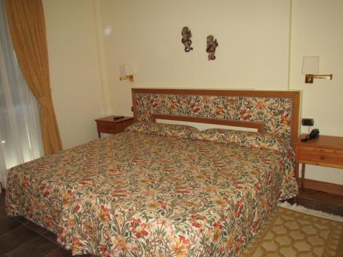 a bedroom with a bed and a wooden table at Hotel Ermintxo in Ea