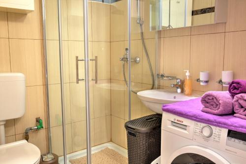 Kúpeľňa v ubytovaní Lovely apartment near the beach with a sea view