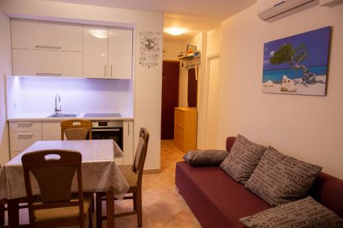 Kuchyňa alebo kuchynka v ubytovaní Lovely apartment near the beach with a sea view