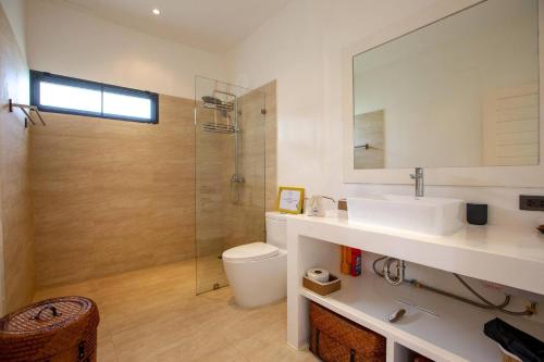 Bilik mandi di Villa Lotus, 3 Bedrooms, Chaweng Noi