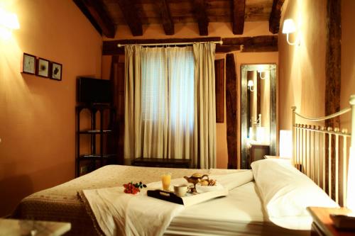 Un dormitorio con una cama con una bandeja de comida. en Casona de Espirdo, en Espirdo