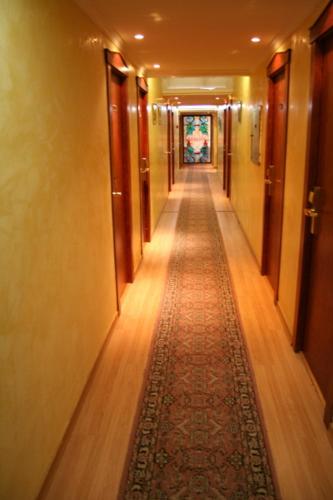 a long hallway with a rug on the floor at Mix Peymar in S'Illot