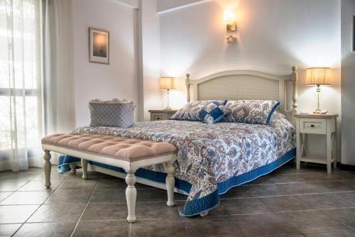 um quarto com uma cama e duas mesas e uma janela em Artemis Selcuk Suites em Selçuk