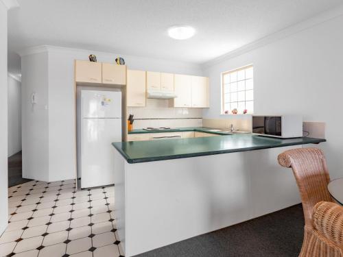 A kitchen or kitchenette at Emerald Shores Unit 6, 8 Orvieto Terrace, Kings Beach
